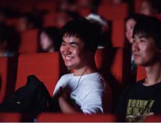 《异人之下》无障碍版同日上映，视障人士“零时差”看院线热映大片