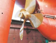 超大型油轮“穿”上“海豚衣”